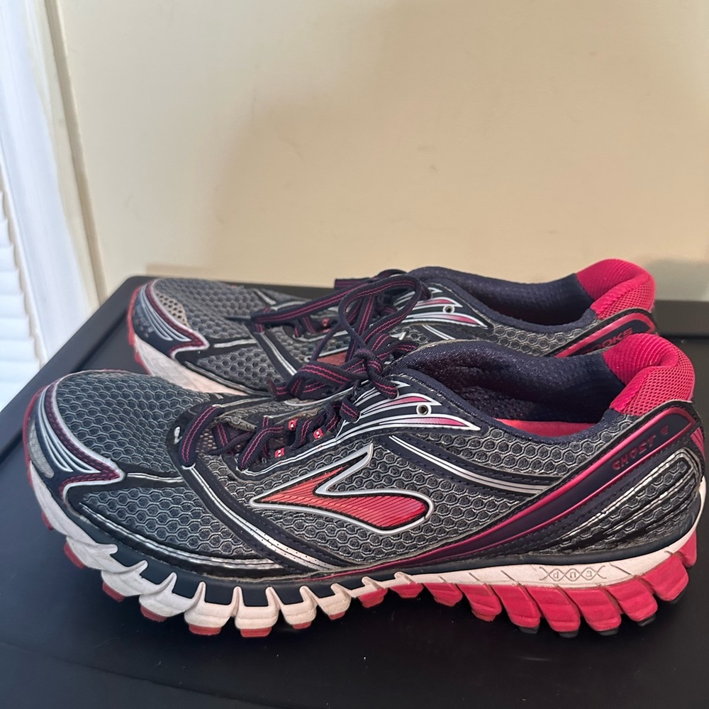 Brooks Womens Ghost 6 Shoes Sz 10 Cushy Flex Athletic Shoes Gray with Red